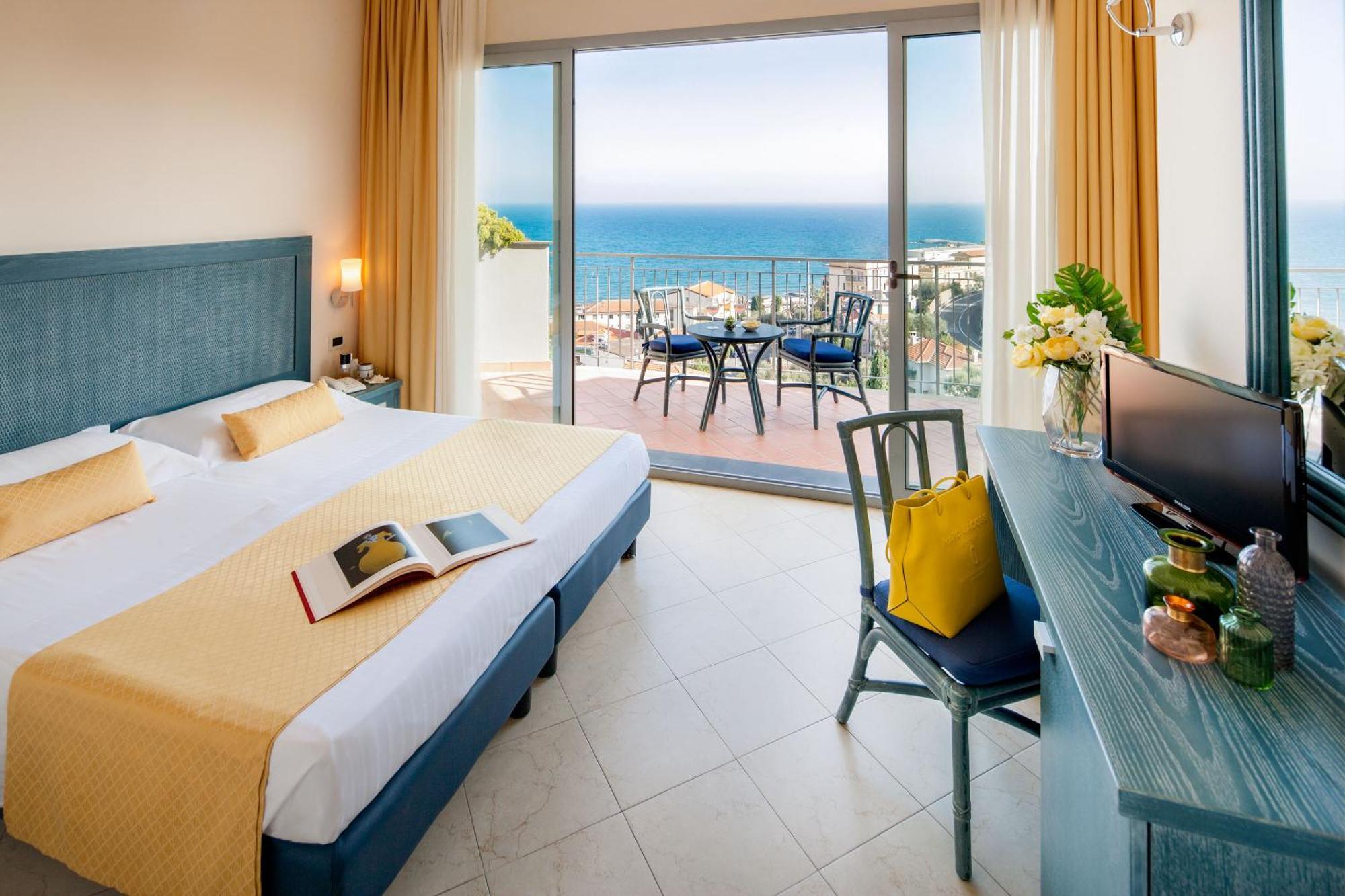 Double or Twin Room Sea View